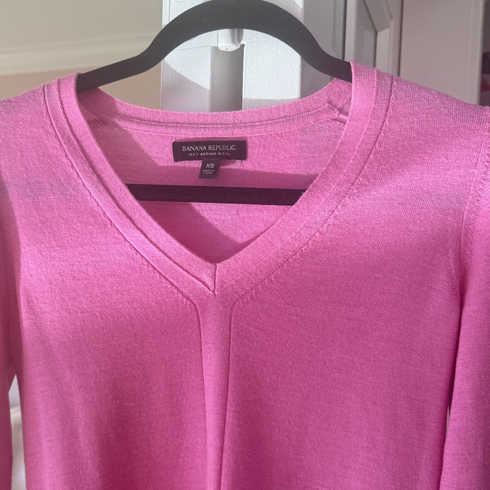 Banana Republic Vibrant Pink V-Neck Sweater - Picture 4 of 5